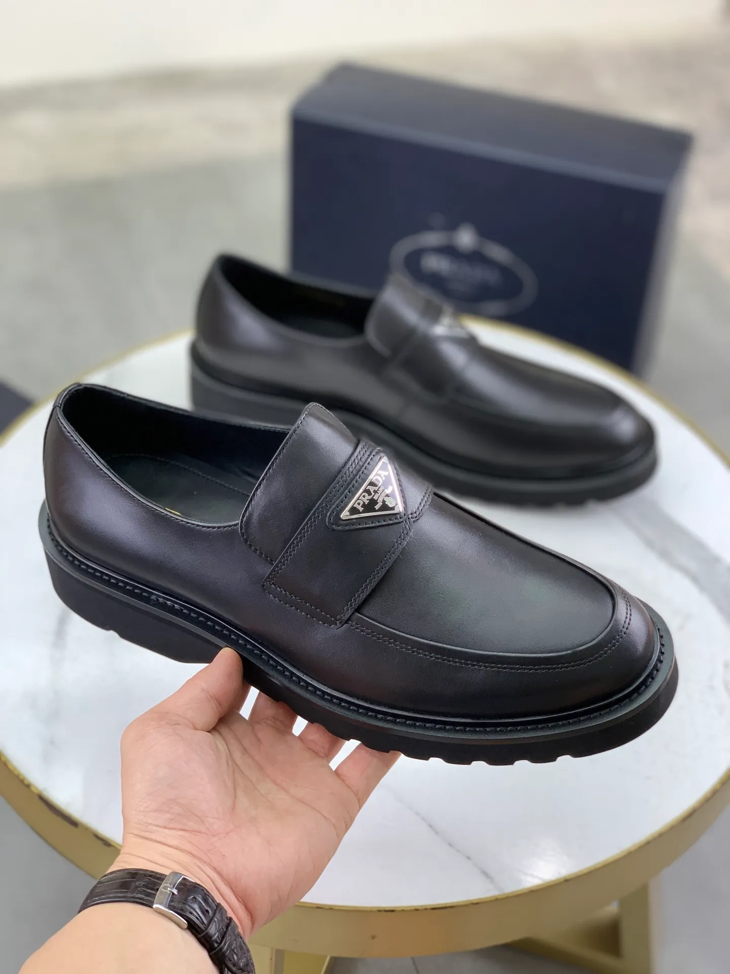 Factory price P860 💰Original quality, top version🔱 ＰＲＡＤＡPrada. Men's business casual leather shoes, top-quality leather shoes. 1:1 shipment ⬆️Luxurious and noble 👞All imported original color-rubbed edge beads, just to create a more comfortable wearing experience. Upper: Original comfortable open-edge bead rubbed color calfskin ➕Top imported water-dyed full cow lining, original lightweight and comfortable TPU foam combination bottom ✔️Code number: 39-45 (38.46 47 can be customized)